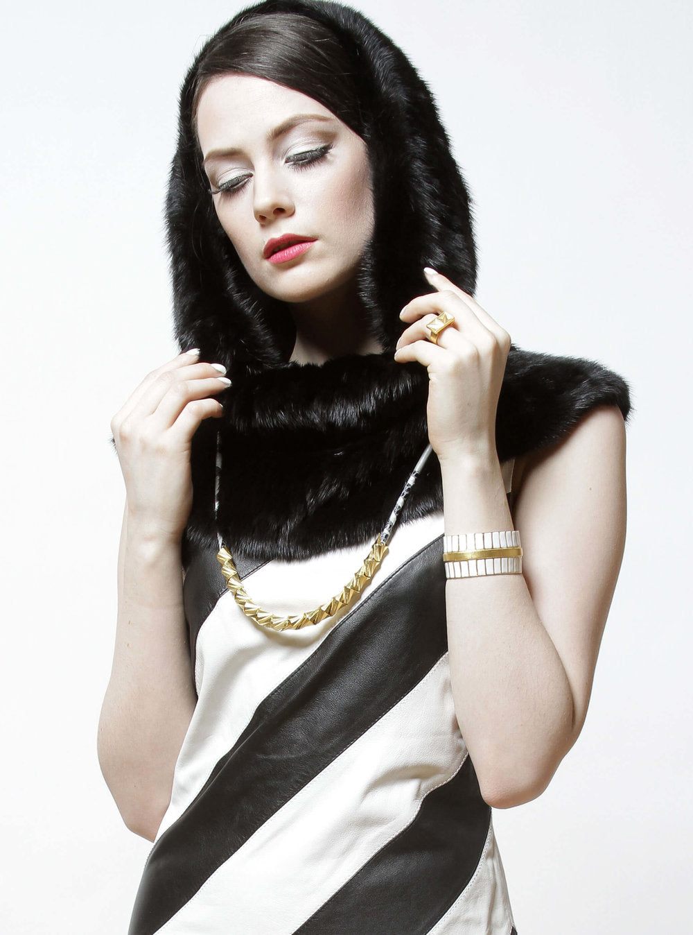 shkoh_silver_jewelry_cylindra_white_cuff_02.jpg